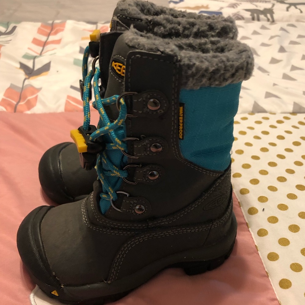 Keen Basin toddler winter boots size 8